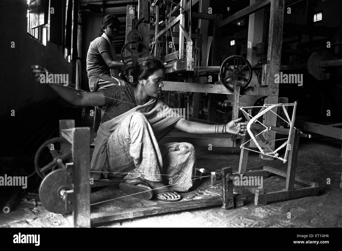 Bodo donna tribale tessitura filo filatura charkha, Assam, India, Asia Foto Stock