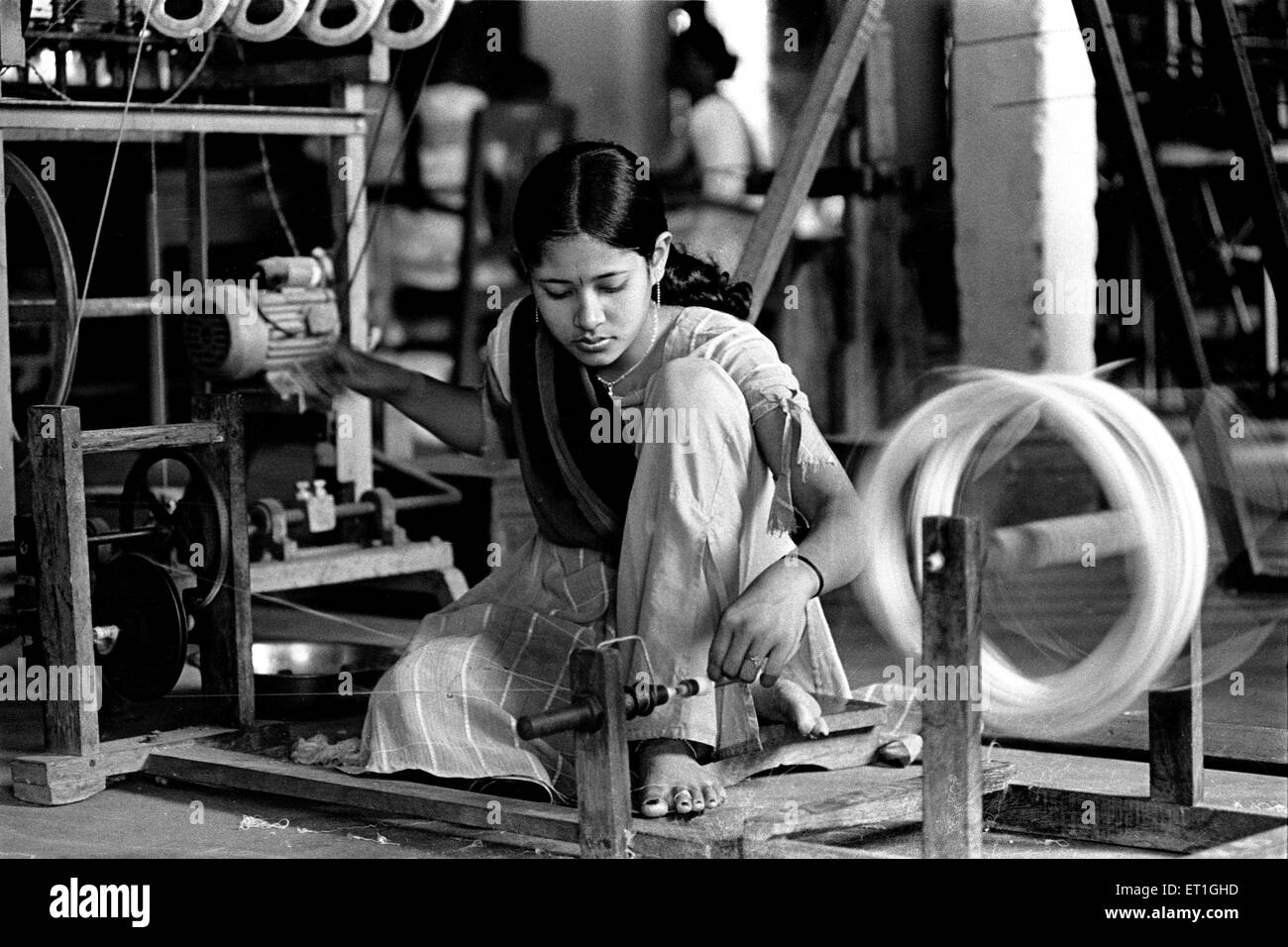 Bodo donna tessitura su tessuti prodotti su telai a mano ; Assam ; India n. MR Foto Stock