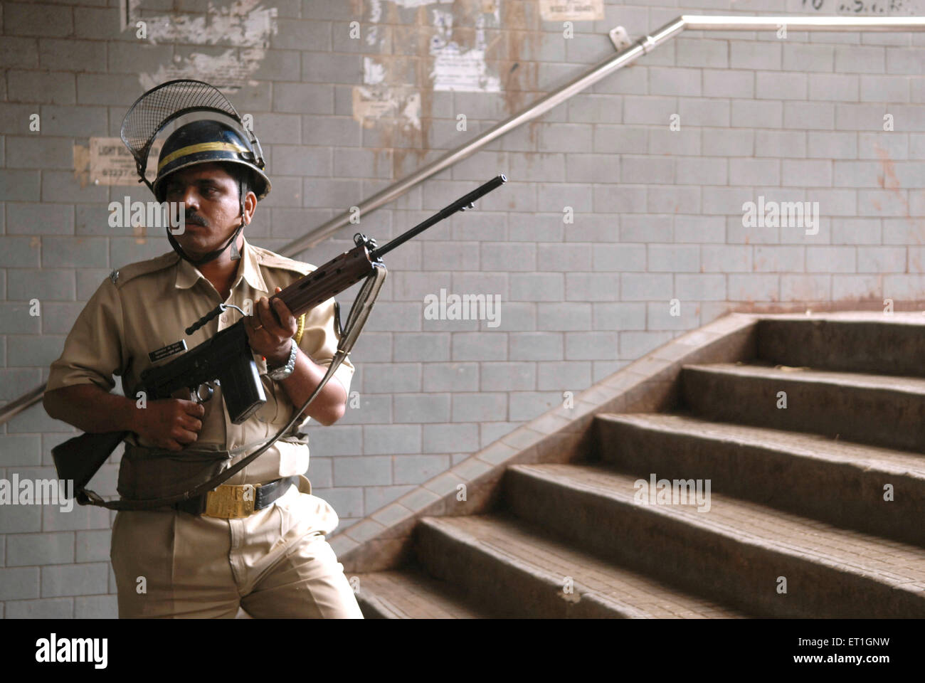 2008 Mumbai attacchi, polizia con pistola fuori Taj Mahal Hotel, Gateway of India, Apollo Bunder, Colaba, Bombay, Mumbai, Maharashtra, India Foto Stock