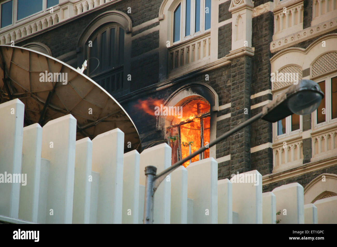 2008 Mumbai attacchi, fuoco all'interno del Taj Mahal Hotel, Gateway of India, Apollo Bunder, Colaba, Bombay, Mumbai, Maharashtra, India Foto Stock