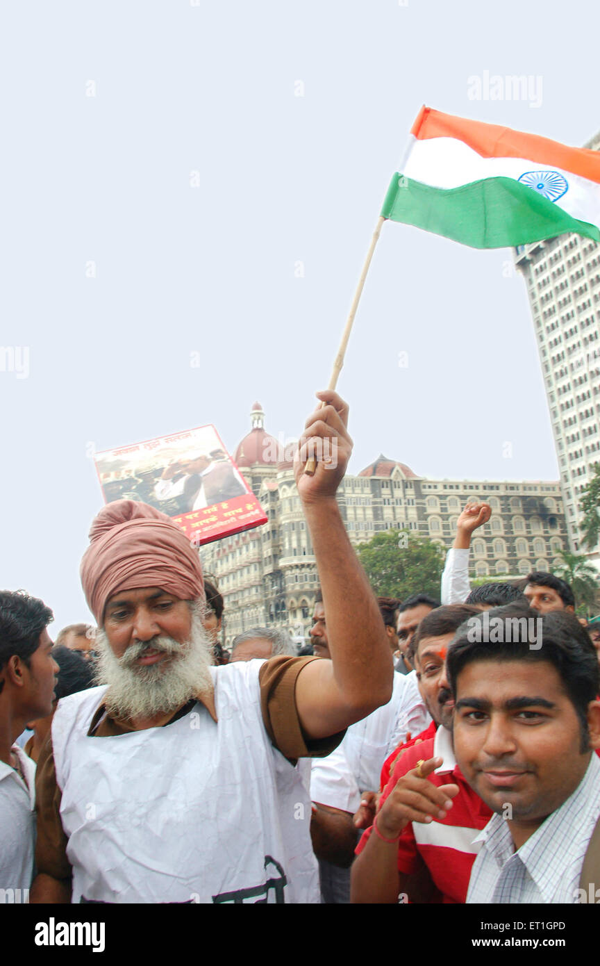 Bandiera di protesta indiana dopo attacco terroristico, Gateway of India, Taj Mahal Hotel, Apollo Bundar, Colaba, Bombay, Mumbai, Maharashtra, India, Asia Foto Stock