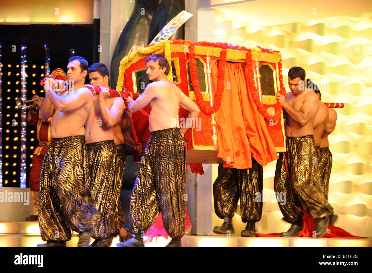 Uomini che portano palanquin, performance di scena, India, Asia Foto Stock