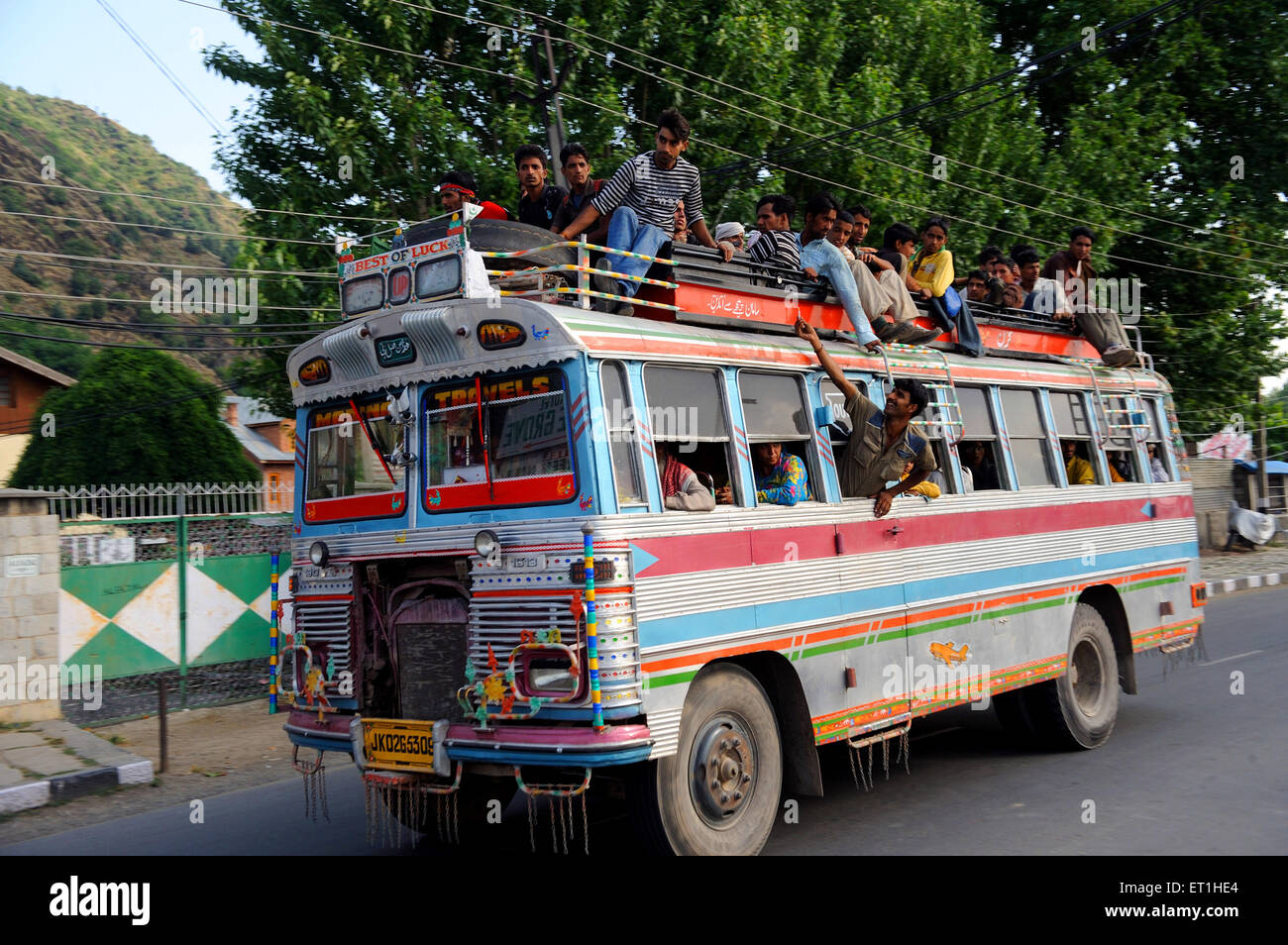 Persone sul tetto dell'autobus, Jammu, Kashmir, Jammu e Kashmir, territorio dell'Unione, UT, India, Asia, Asia, indiano Foto Stock