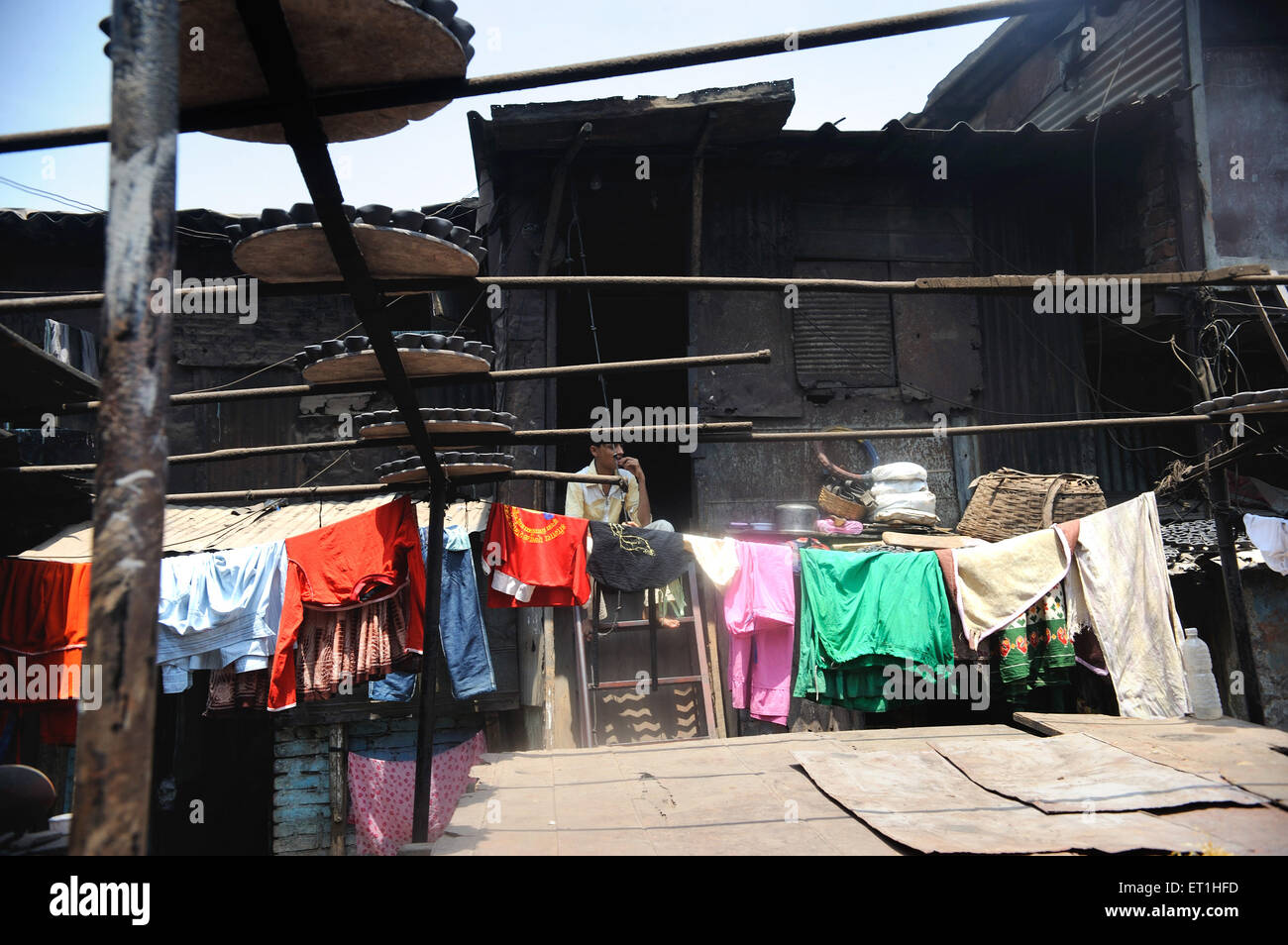 Vestiti che asciuga, baraccopoli di Dharavi, Bombay, Mumbai, Maharashtra, India, Asia, Asia, India Foto Stock