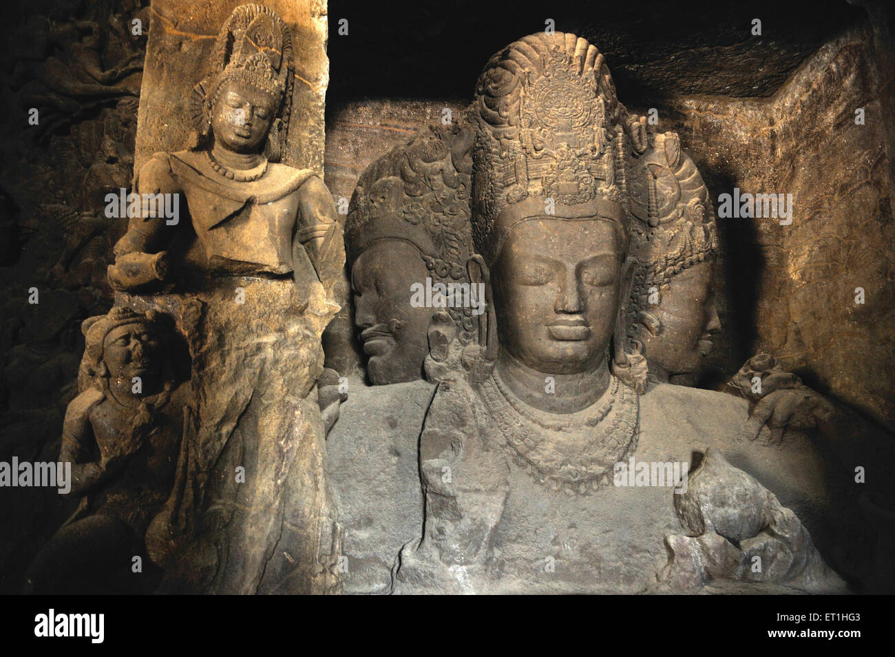 Dio indù Shiva nelle Grotte di Elefanta ; scultura di Trimurti ; Sito Patrimonio Mondiale dell'UNESCO ; Isola di Elefanta ; Bombay ; Mumbai ; Maharashtra ; India ; asia Foto Stock