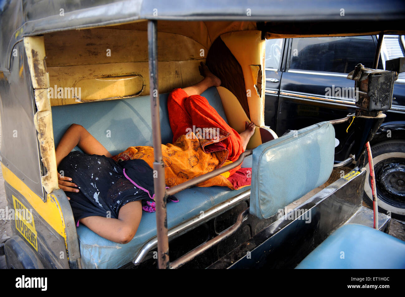 Donna che dorme in risciò automatico, Bombay, Mumbai, Maharashtra, India, Asia, Asia, India Foto Stock