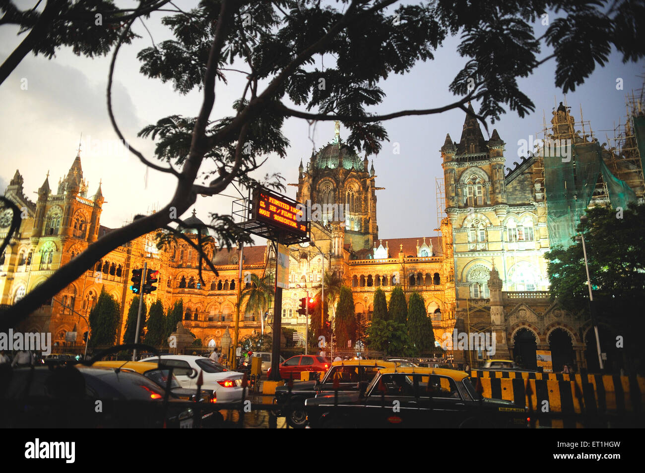 Victoria terminus vt ora Chhatrapati Shivaji terminus la stazione ferroviaria cst ; Mumbai Bombay ; Maharashtra ; India Foto Stock