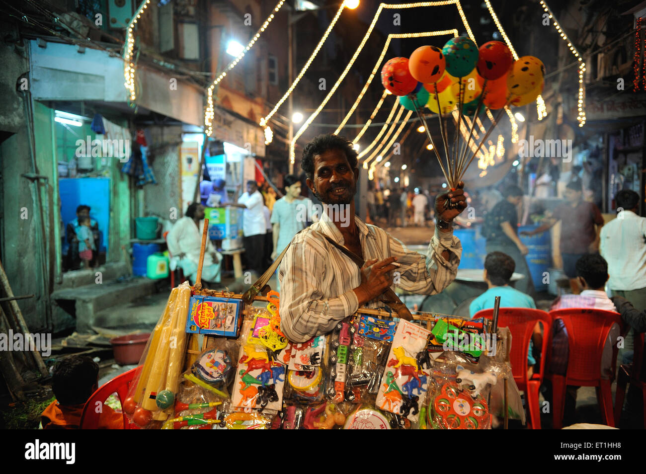 Venditore di palloncini; Kamathipura; Lal Bazar; zona a luci rosse; Grant Road; Bombay; Mumbai; Maharashtra; India; Asia; Asiatico; indiano Foto Stock
