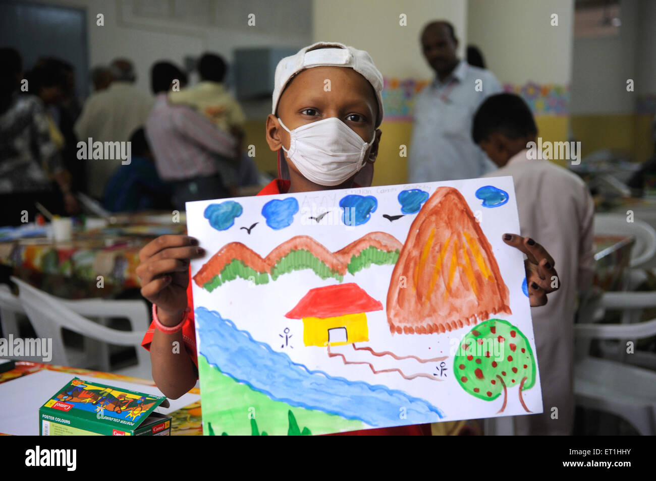 Disegno da bambino che indossa la maschera a causa del cancro, Bombay, Mumbai, Maharashtra, India, Asia Foto Stock