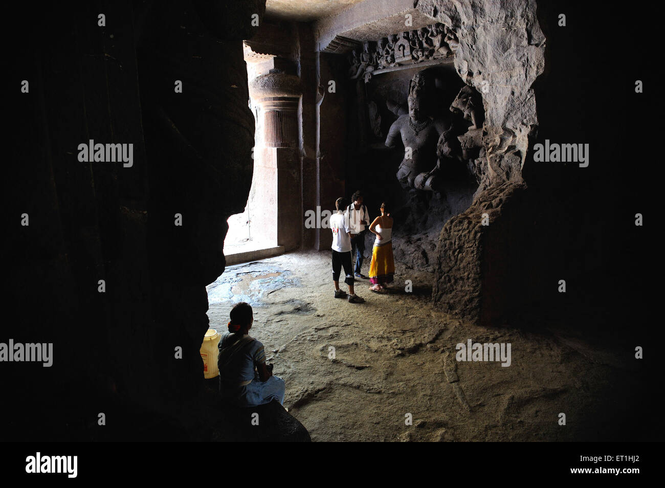 All'interno della grotta di elephanta ; Mumbai Bombay ; Maharashtra ; India Foto Stock
