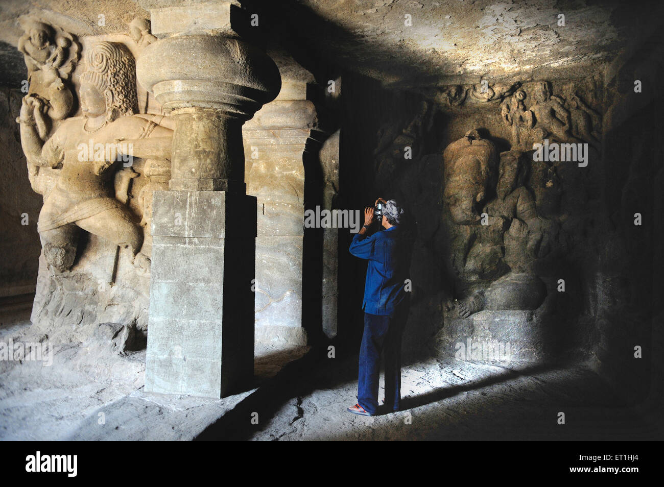 All'interno della grotta di elephanta ; Mumbai Bombay ; Maharashtra ; India Foto Stock