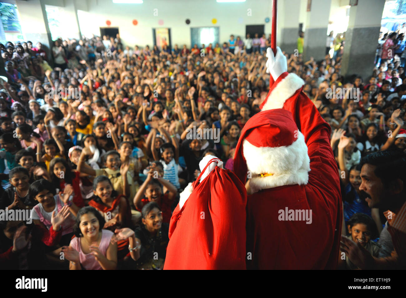 Babbo Natale proveniente intorno i bambini ; Mumbai Bombay ; Maharashtra ; India n. MR Foto Stock