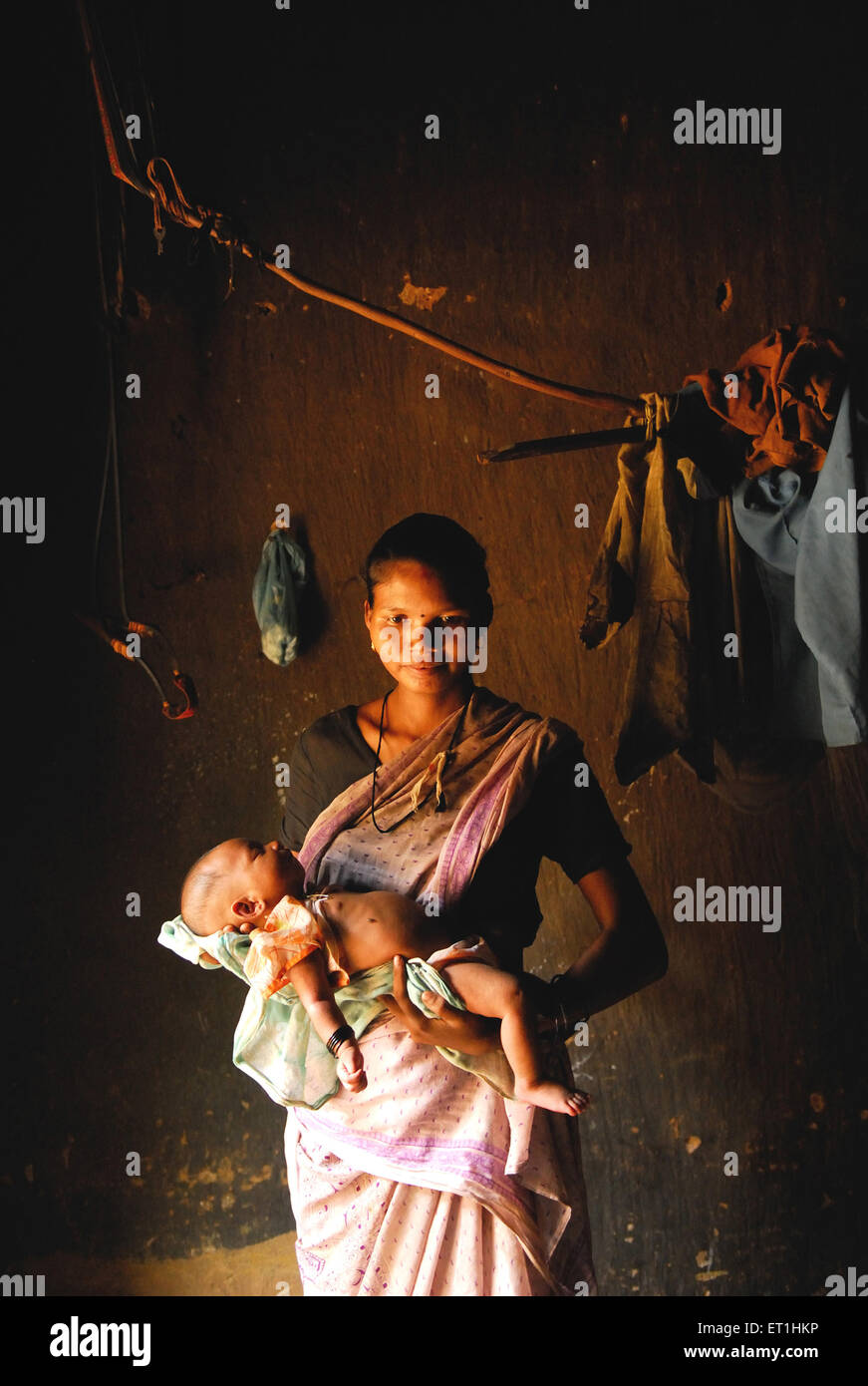 Ho tribù donna holding nutrita bambino ; Chakradharpur ; Jharkhand ; India n. MR Foto Stock