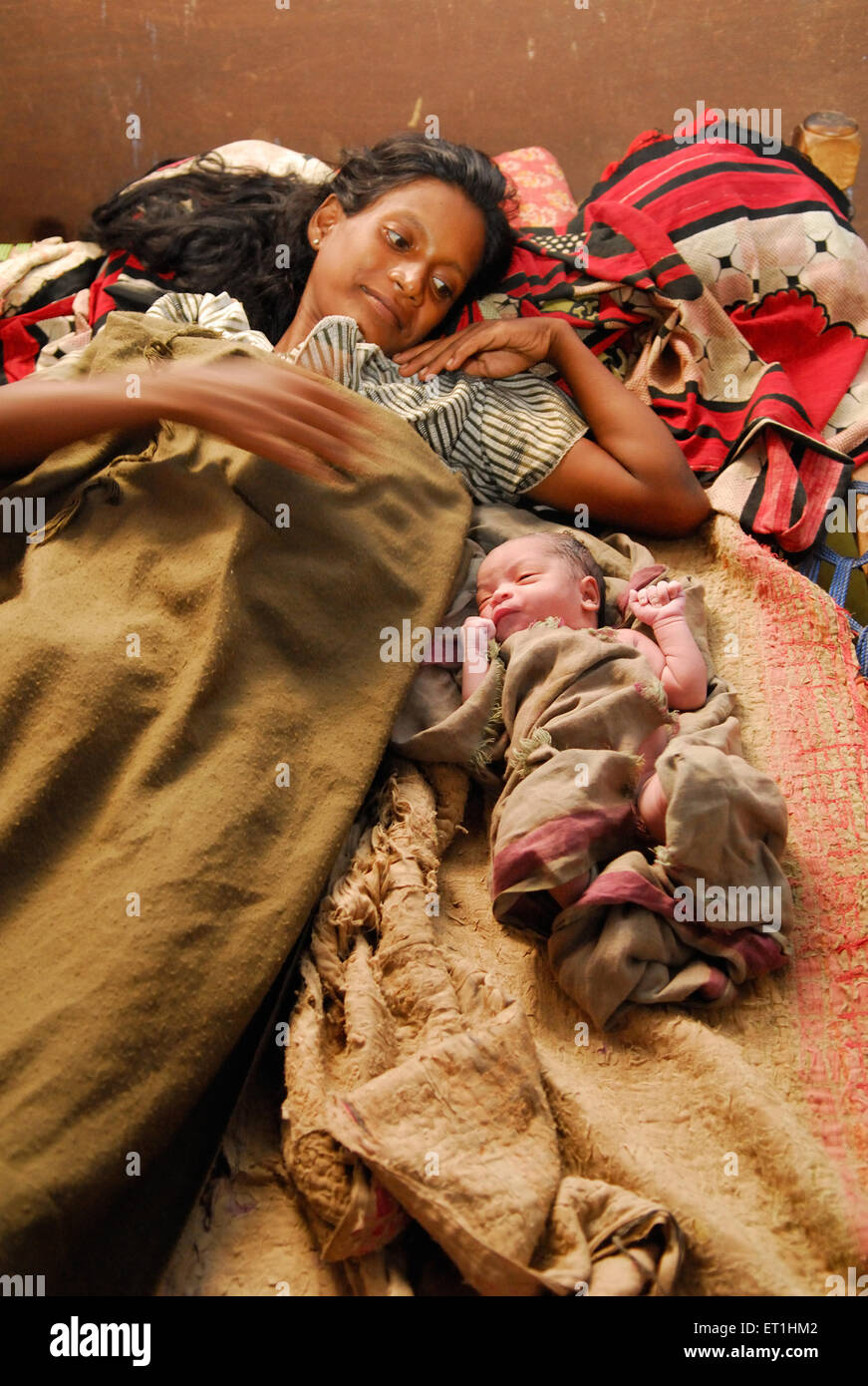 Madre con appena nato bambino, tribù ho, popolo tribale, Chakradharpur, West Singhbhum, Jharkhand, India, Asia Foto Stock