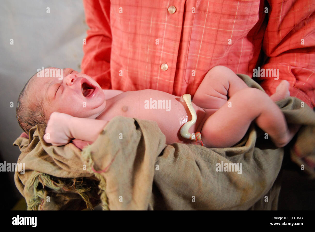 padre appena nato, tribù ho, popolo tribale, Chakradharpur, West Singhbhum, Jharkhand, India, Asia Foto Stock