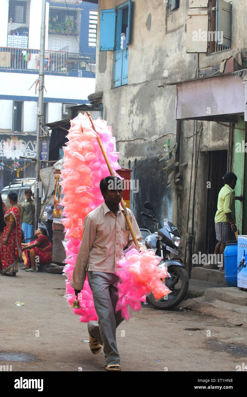 Caramelle di cotone; filo fata; filo caramella; Kamatipura; Lal Bazar; Zona a luci rosse; Grant Road; Bombay; Mumbai; Maharashtra; India; Asia; Asia; indiano Foto Stock