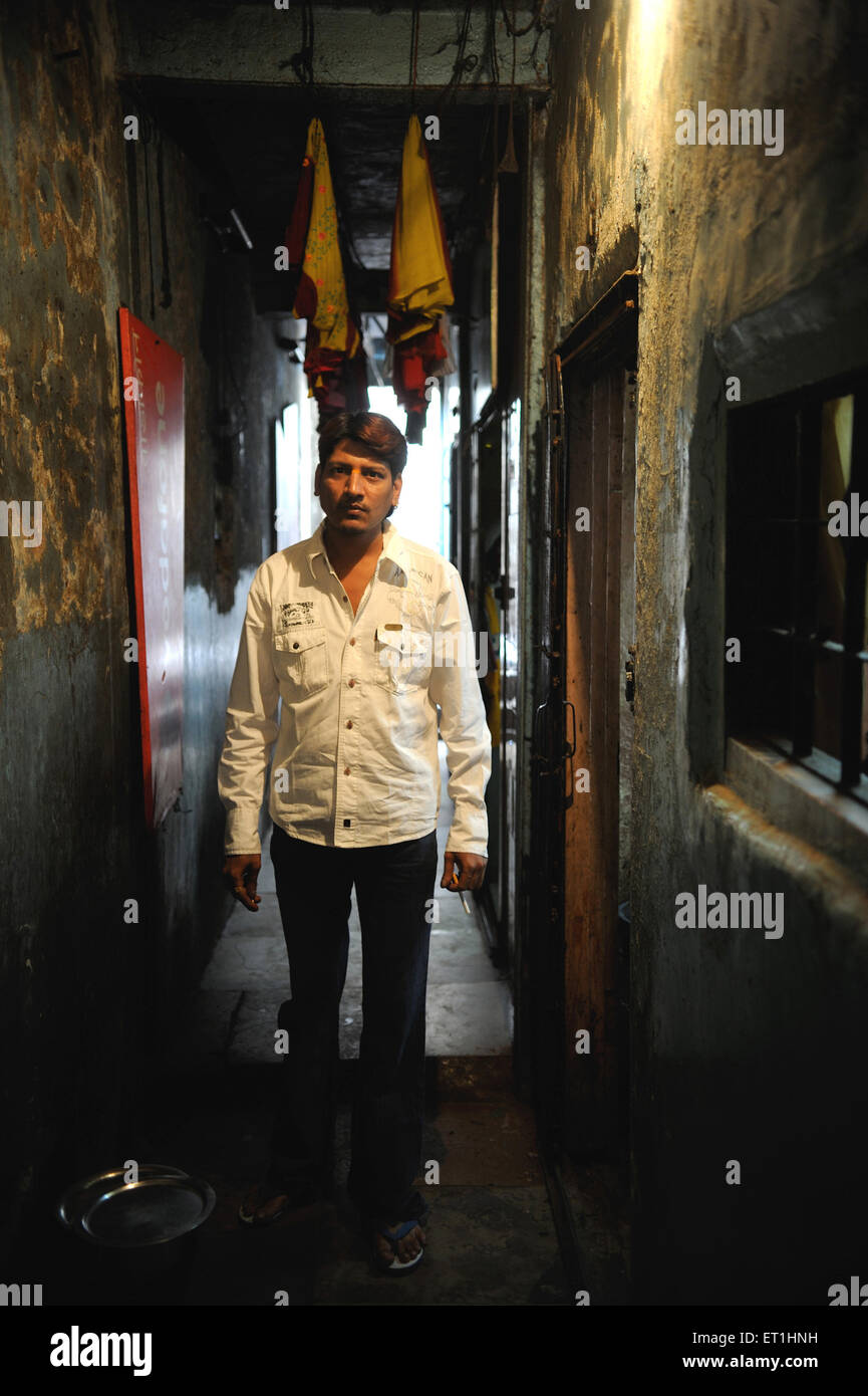 Uomo; Kamathipura; Lal Bazar; zona a luci rosse; Grant Road; Bombay; Mumbai; Maharashtra; India; Asia; Asiatico; indiano; nessun modello di rilascio Foto Stock