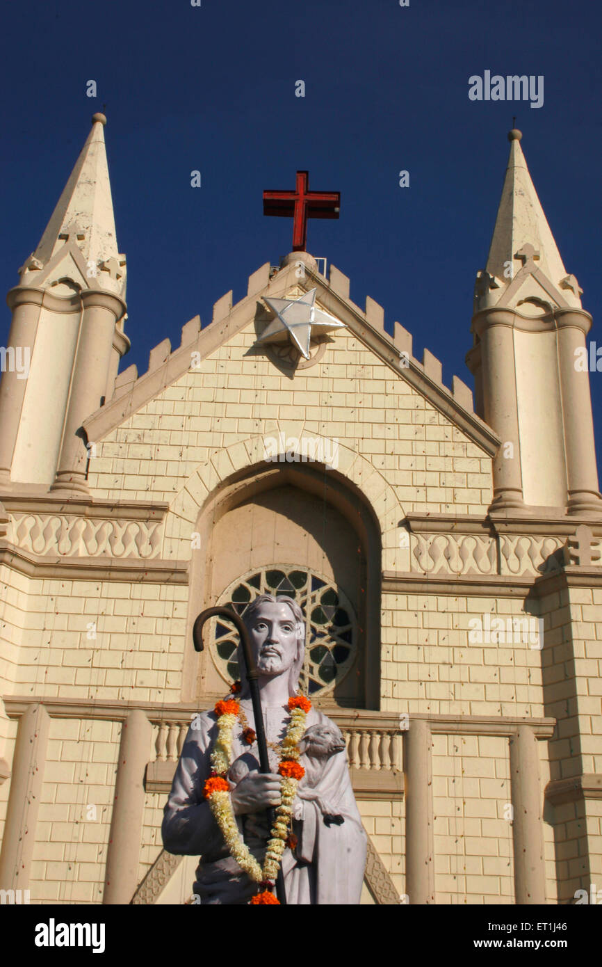 Cattedrale di St. Patrick con la croce rossa e la stella sulla sommità e la statua di Gesù con l'agnello; Pune ; Maharashtra ; India Foto Stock