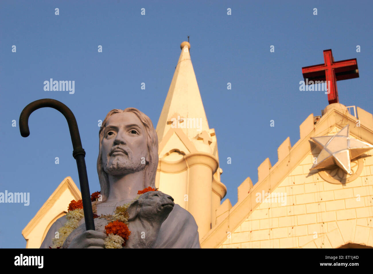 Cattedrale di St. Patrick con la croce rossa e la stella sulla sommità e la statua di Gesù con agnello e bastone ; Pune ; Maharashtra ; India Foto Stock