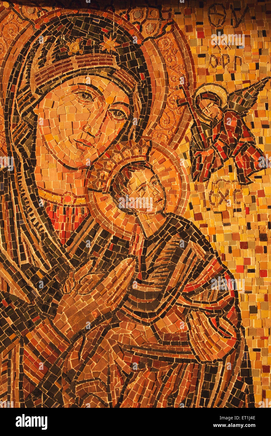 Ritratto di Madre Maria e il bambino Gesù con fata fatta di coloratissimi chip di porcellana sulla parete di San Patrizio chiesa ; Pune Foto Stock