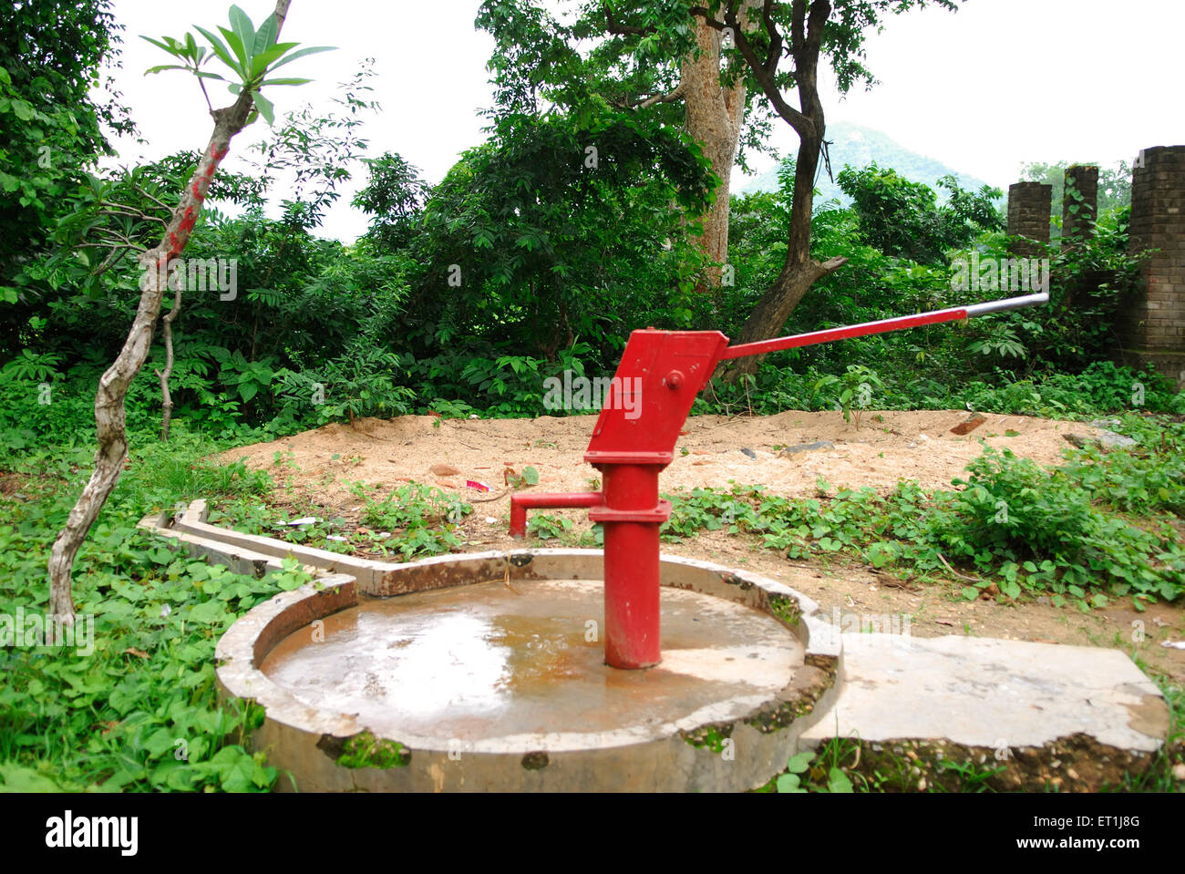 Pompa a mano, tribù ho, popolo tribale, Chakradharpur, West Singhbhum, Jharkhand, India, Asia Foto Stock