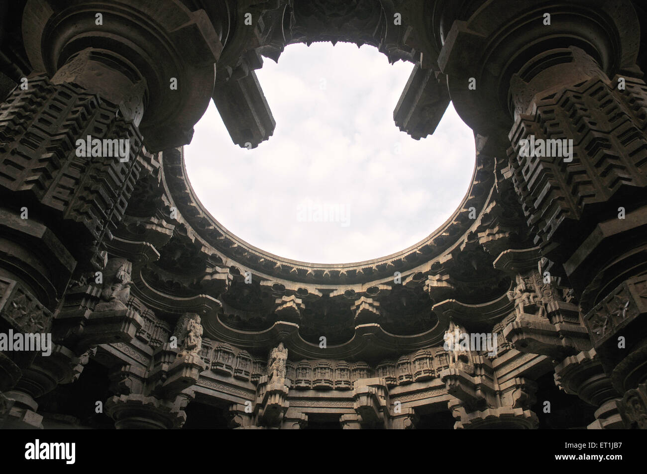 Lavori in pietra scolpita nel soffitto con apertura circolare nel tempio dedicato al dio Shiva ; Khidrapur ; Kolhapur ; Maharashtra Foto Stock