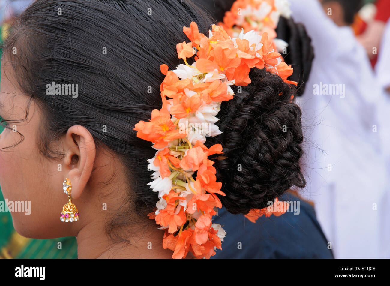 Ragazza adolescente che indossa i fiori di gajra nei capelli ; Pune ; Maharashtra ; India Foto Stock