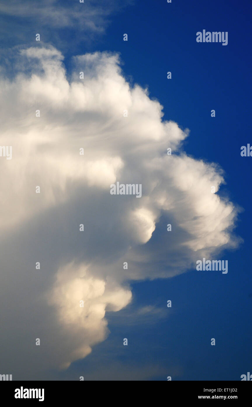 cielo blu con nuvole bianche, fodera argento Foto Stock