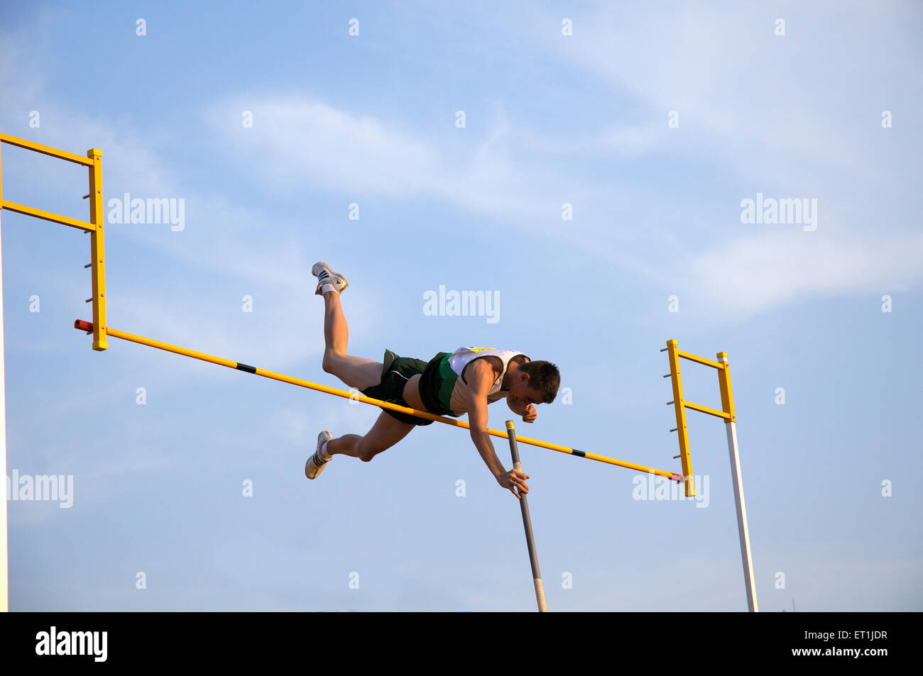 atleta pole vaulting, atleta pole jumping, sportsman pole jumping, pista e campo, competizione sportiva, Gioco atletico, Pune, Maharashtra, India Foto Stock