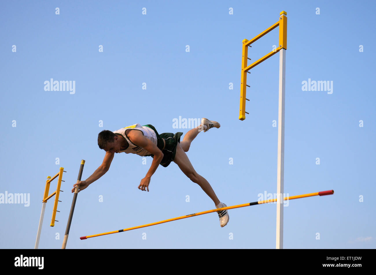 atleta pole vaulting, atleta pole jumping, sportsman pole jumping, pista e campo, competizione sportiva, Gioco atletico, Pune, Maharashtra, India Foto Stock