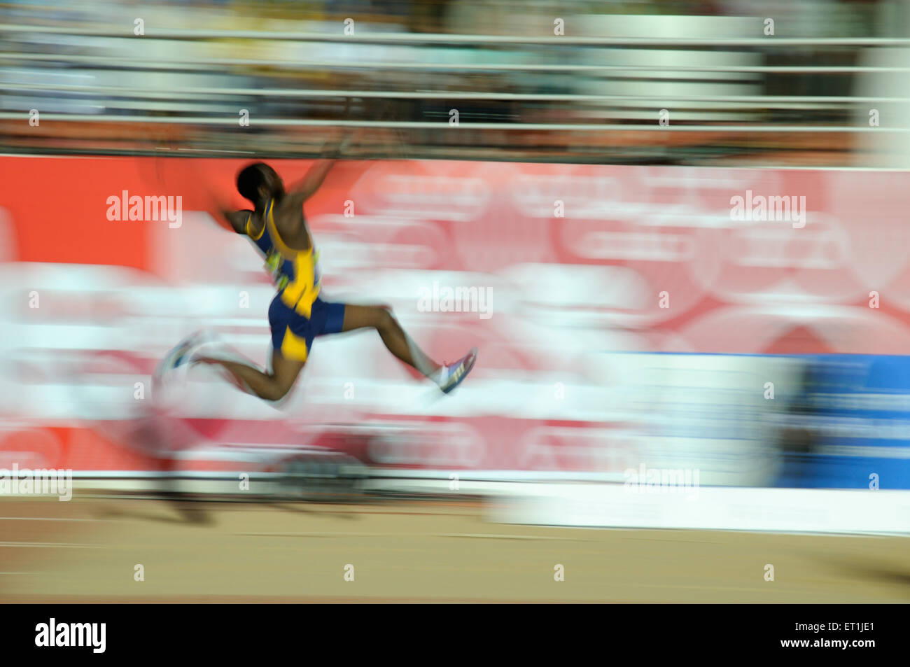 atleta salto lungo, sportivo salto lungo, pista e campo, competizione sportiva, gioco atletico, Pune, Maharashtra, India, Asia, asiatico, Indiana Foto Stock