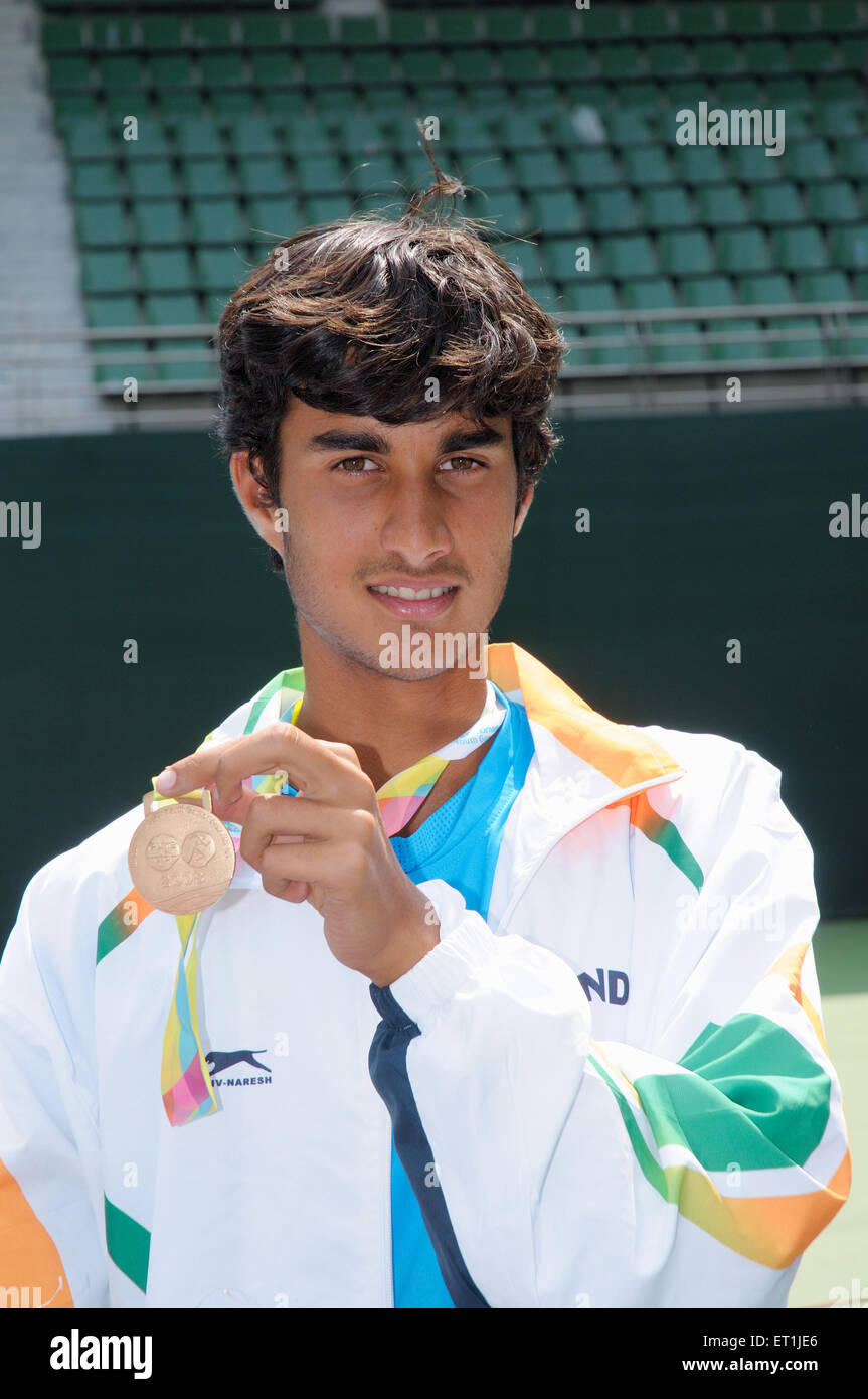 Yuki Bhhambri, giocatore di tennis professionista indiano, B Yuki, giocatore di tennis indiano che mostra medaglia di bronzo ; Pune ; Maharashtra ; India Foto Stock