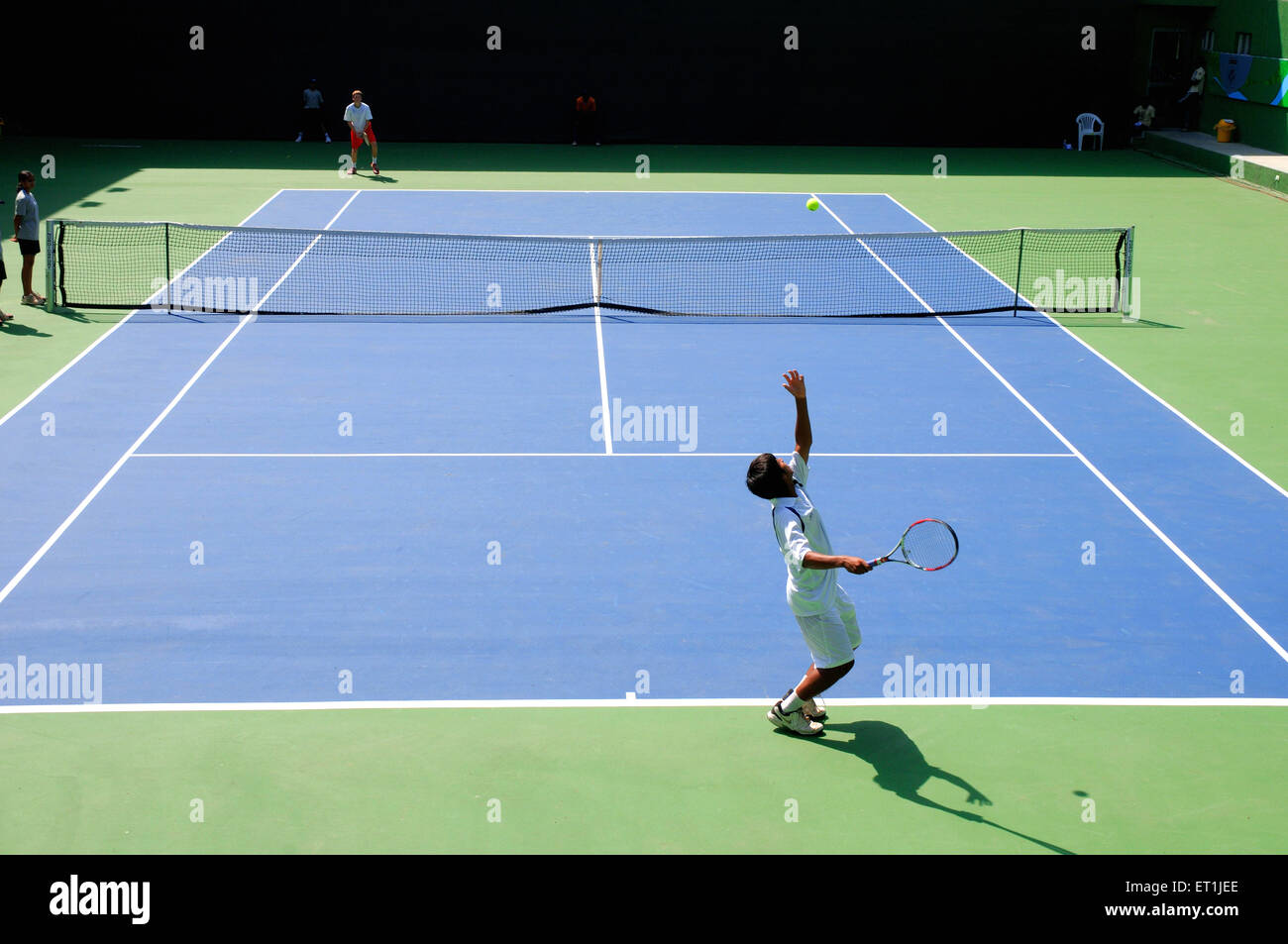 Sitaram giocare a tennis ; Pune ; Maharashtra ; India Foto Stock