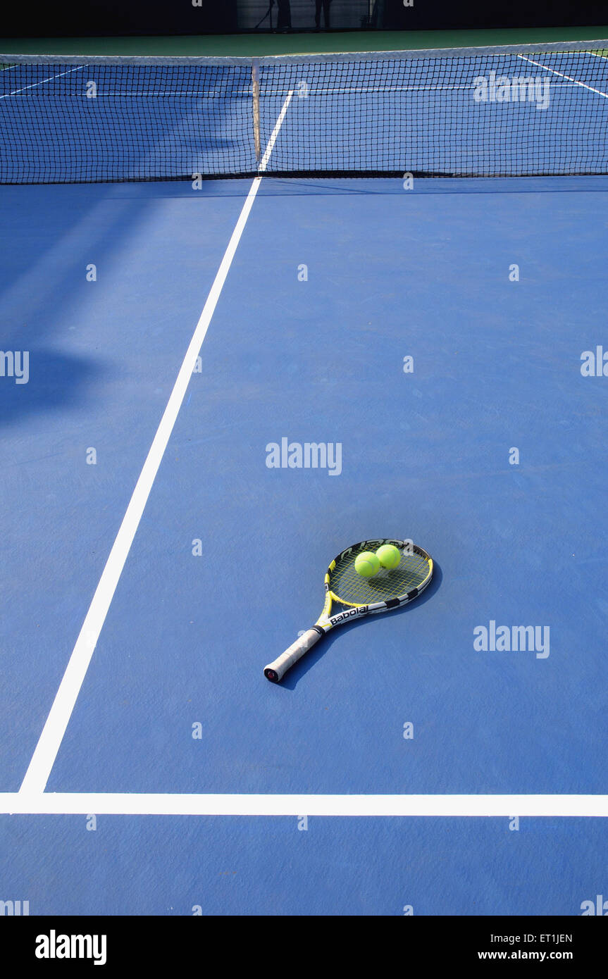 racchette da tennis e palle sul campo da tennis Foto Stock