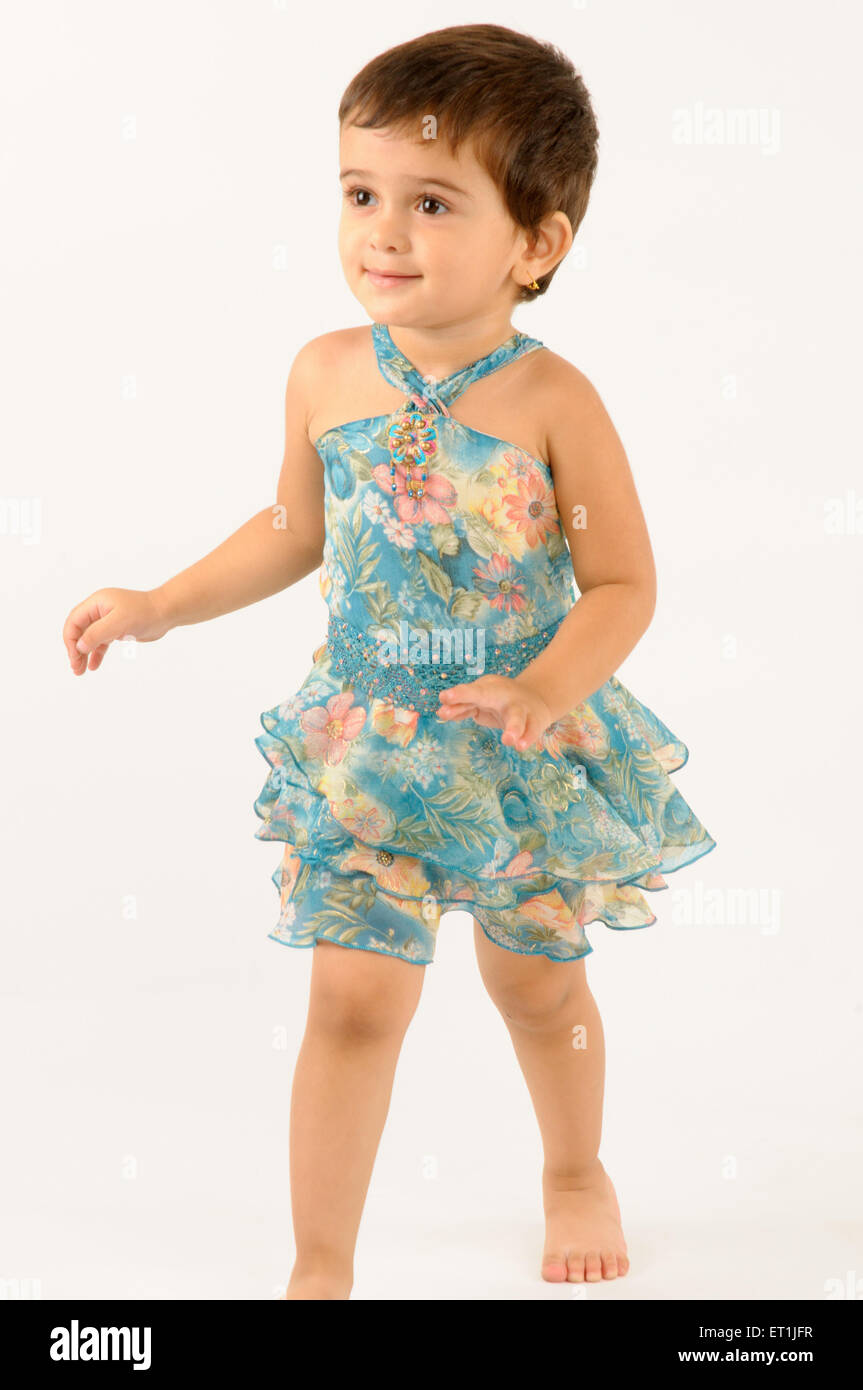 Baby girl in azione di camminare signor#686N 4 Aprile 2009 Foto Stock