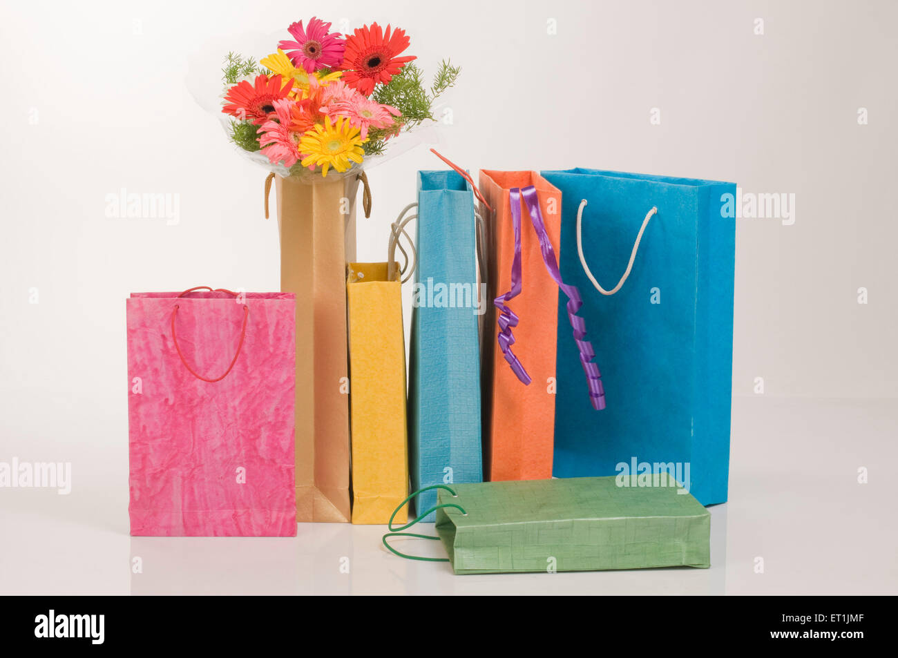 borse colorate di carta con fiori colorati Foto Stock