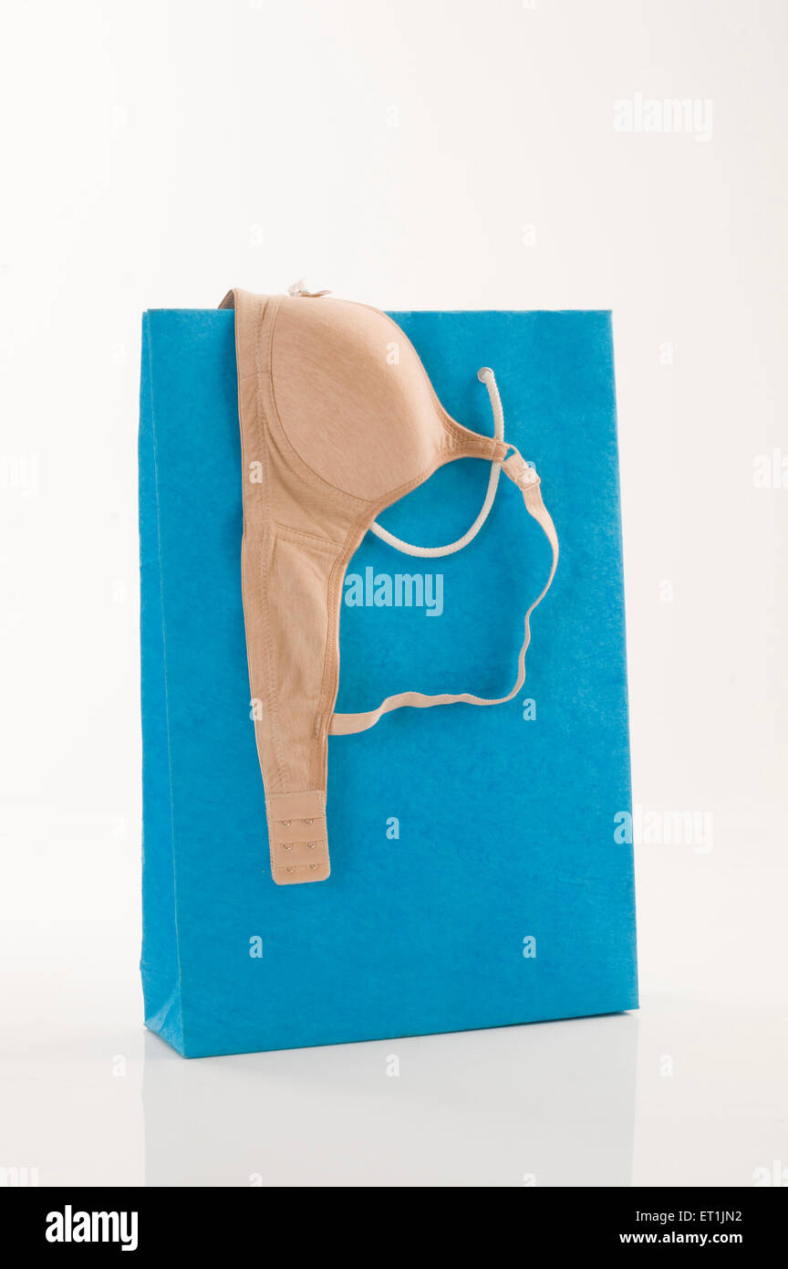 una borsa tote in carta blu con reggiseno donna Foto Stock