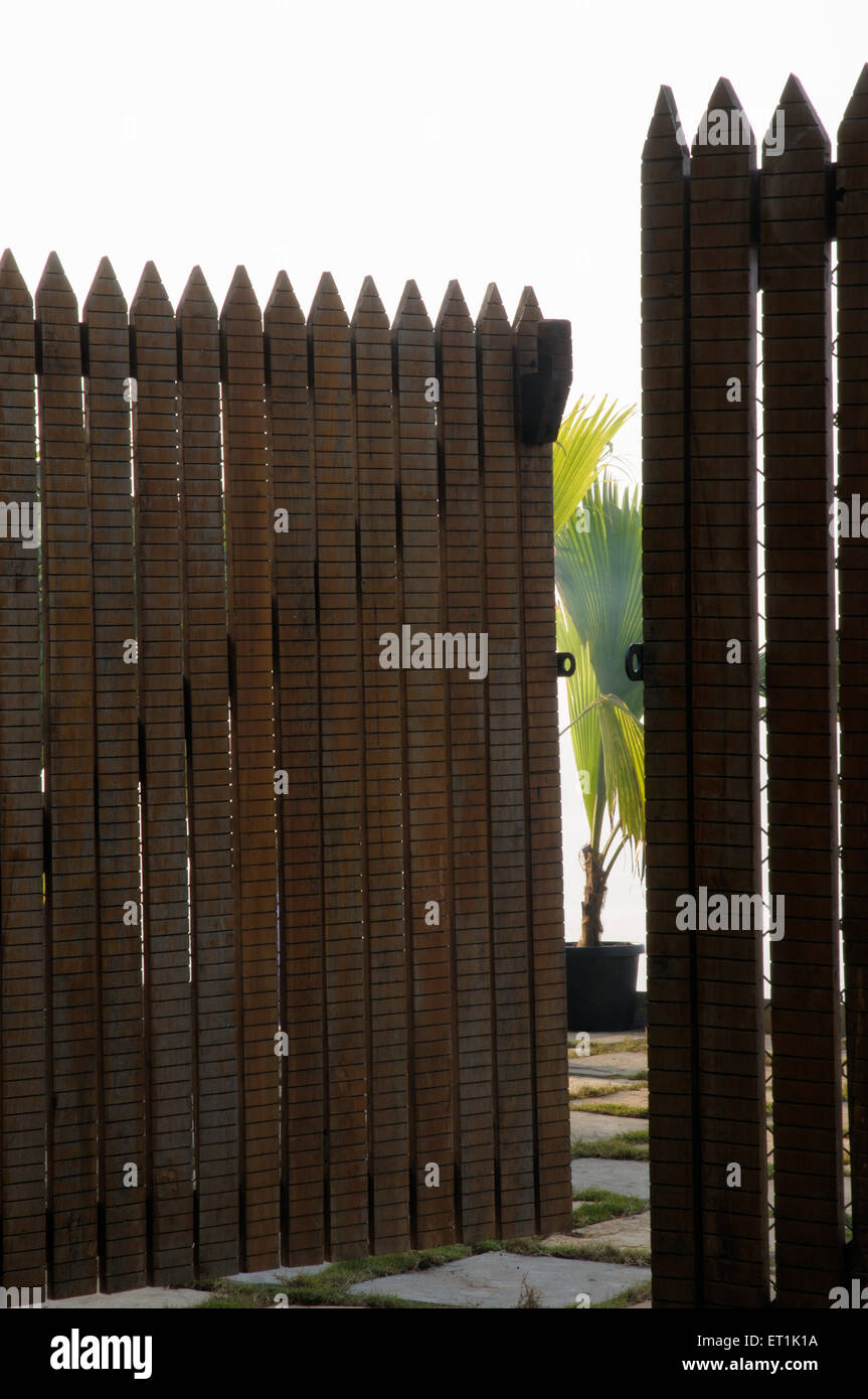 Porta di legno ; Khadakvasla ; Pune ; Maharashtra ; India Foto Stock