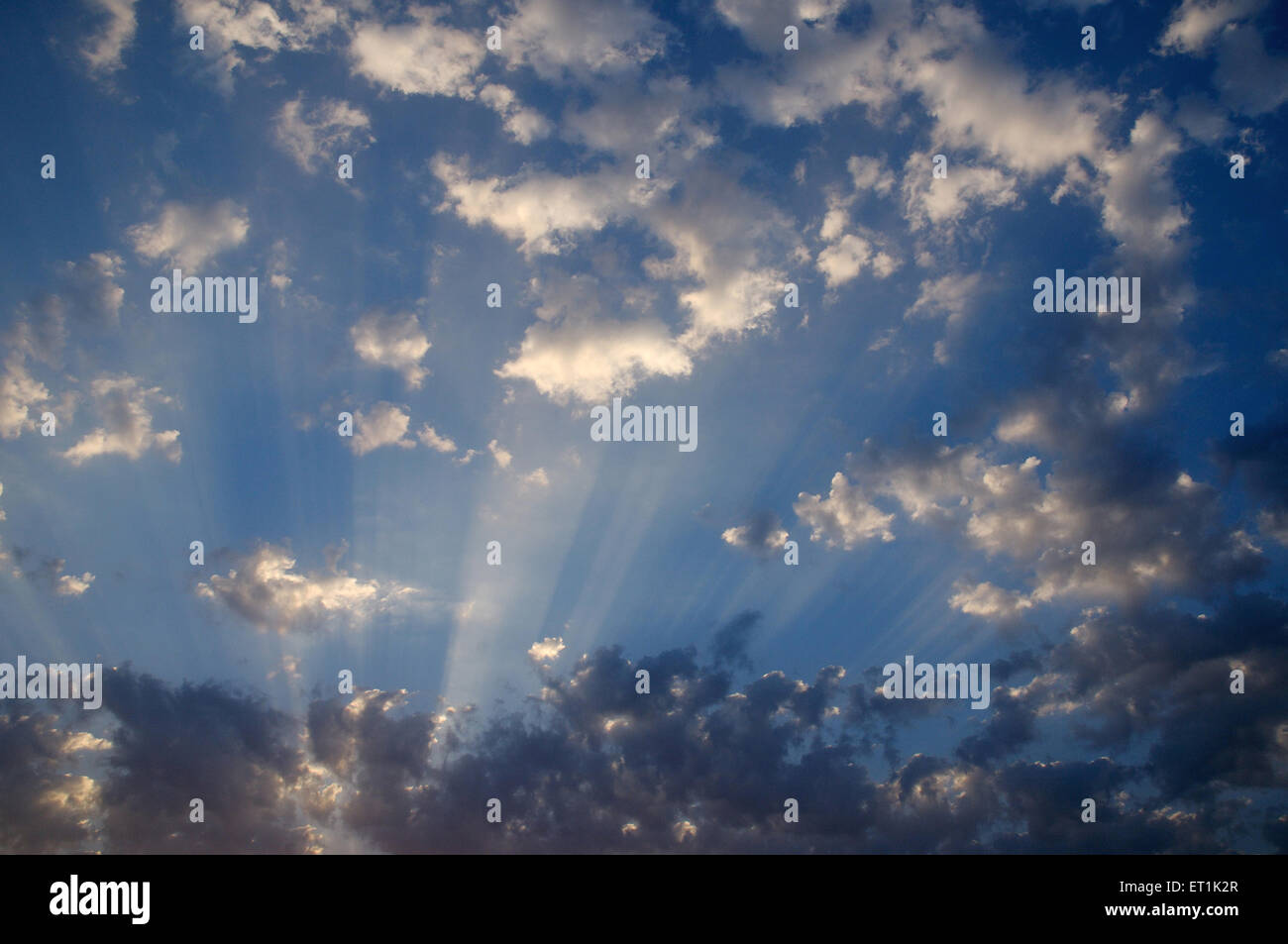 cielo blu con nuvole bianche con raggi solari raggi solari raggi solari raggi solari Foto Stock