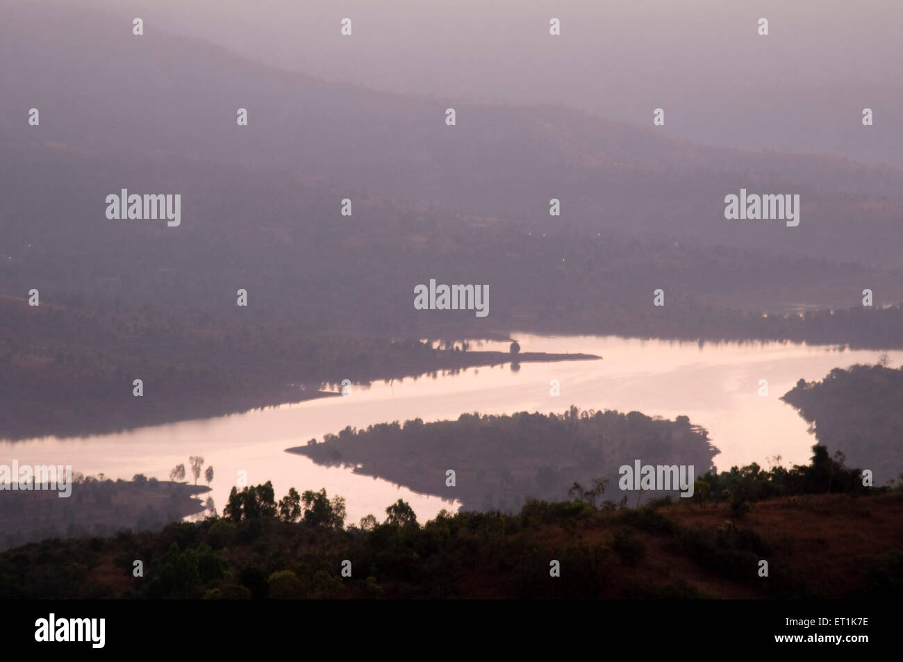 Fiume Krishna tra Mahabaleshwar e Tapola Maharashtra India Asia Foto Stock