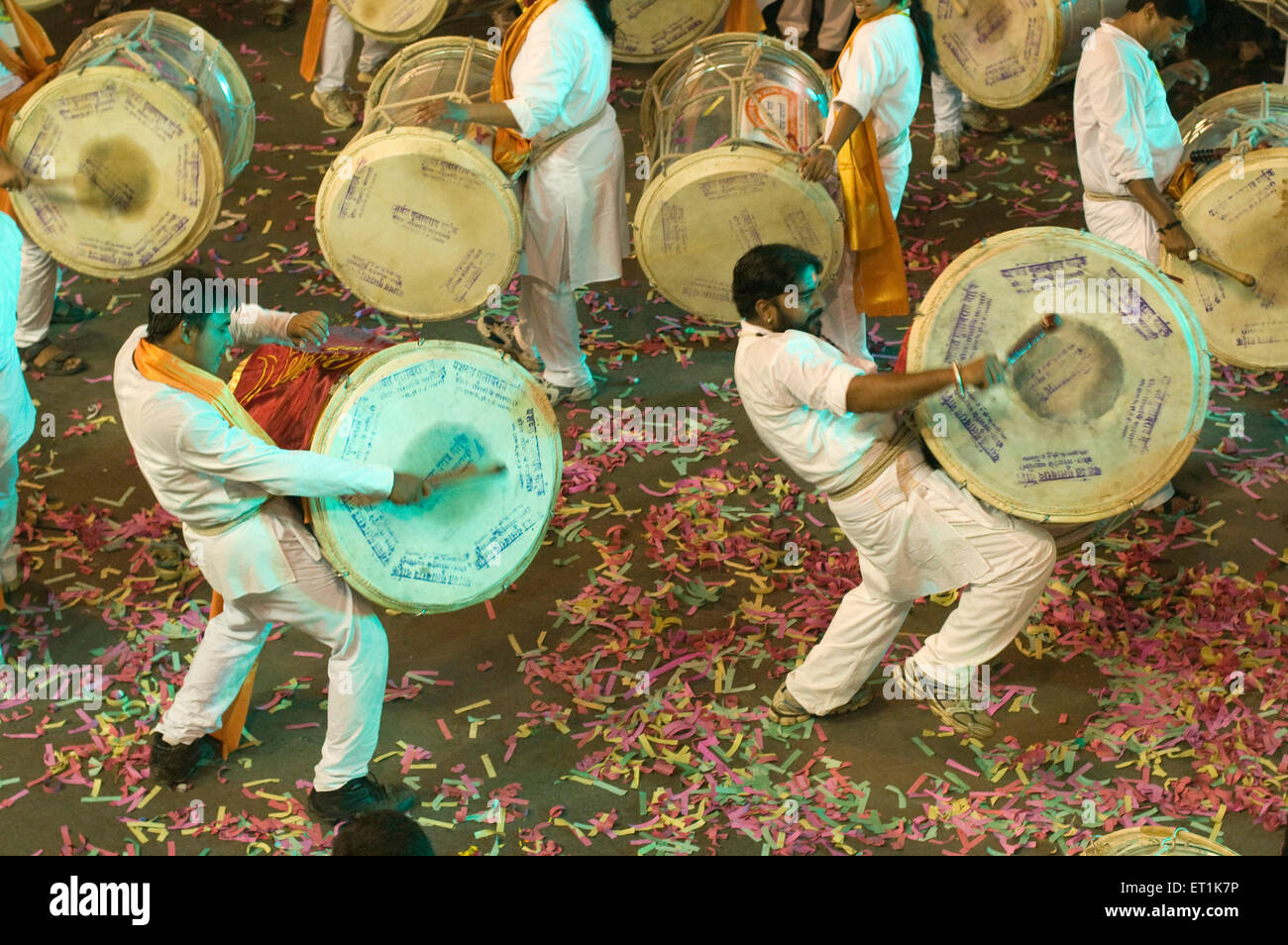 Uomo indiano suonare uno strumento musicale Pune Maharashtra India Asia Aug 2011 Foto Stock