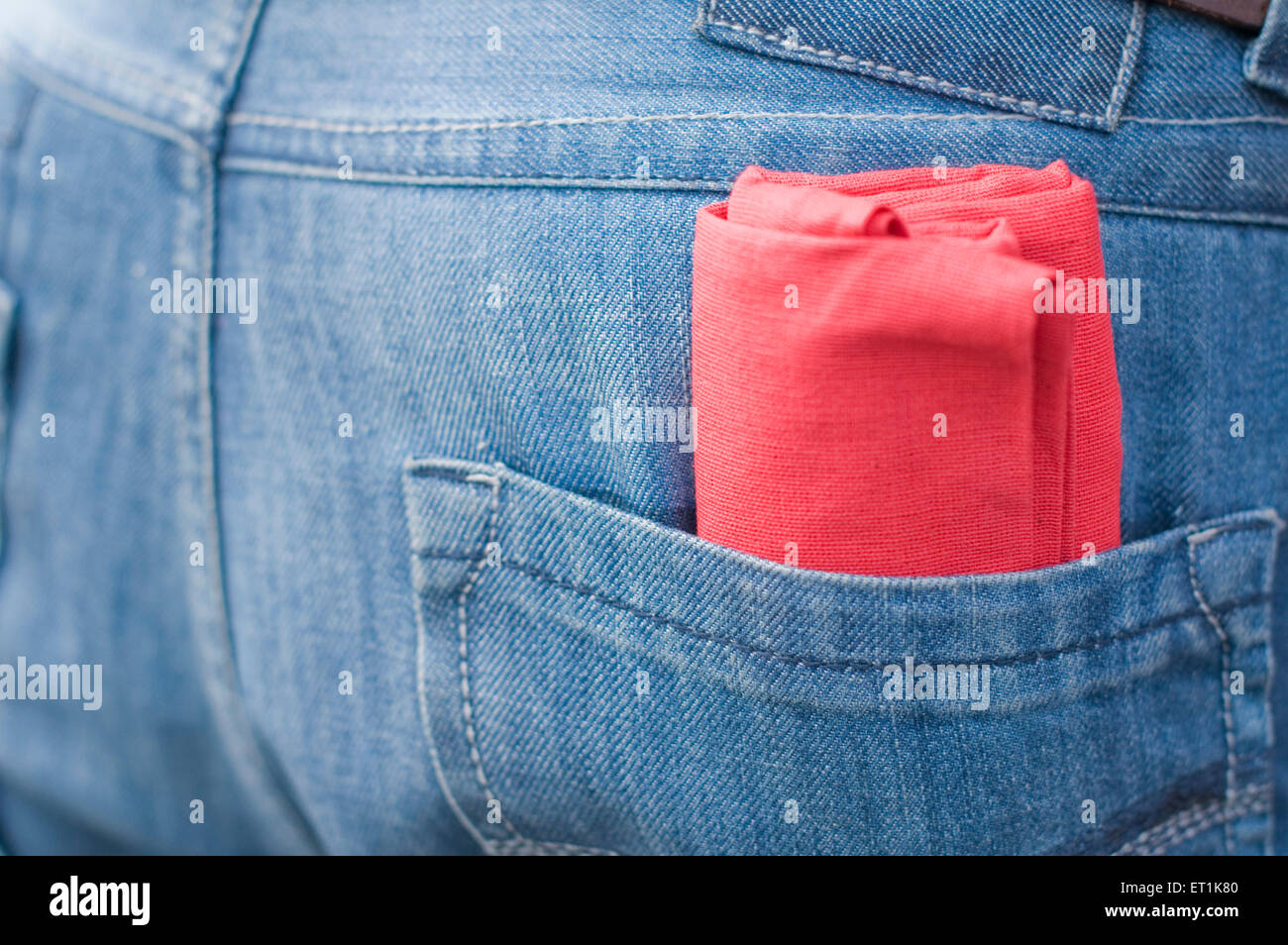 panno rosso in tasca d'anca in jeans blu Foto Stock