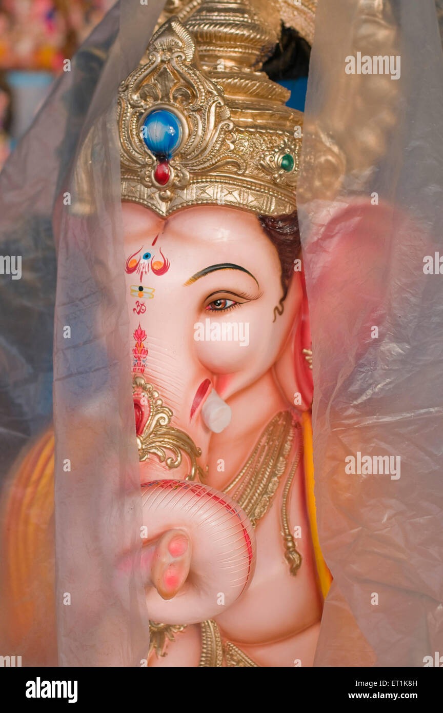 Idol del Signore Ganesh coperto con il foglio di plastica Pune Maharashtra India Asia sett 2011 Foto Stock