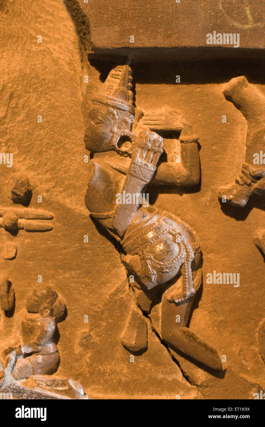 Scultura in pietra danneggiata, Tempio di Bhuleshwar, Pune, Maharashtra, India, Asia Foto Stock