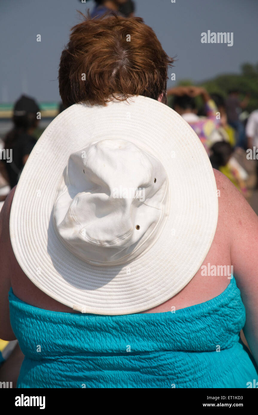 Floppy White Hat sul retro della donna Goa Maharashtra India Asia Marzo 2011 Foto Stock