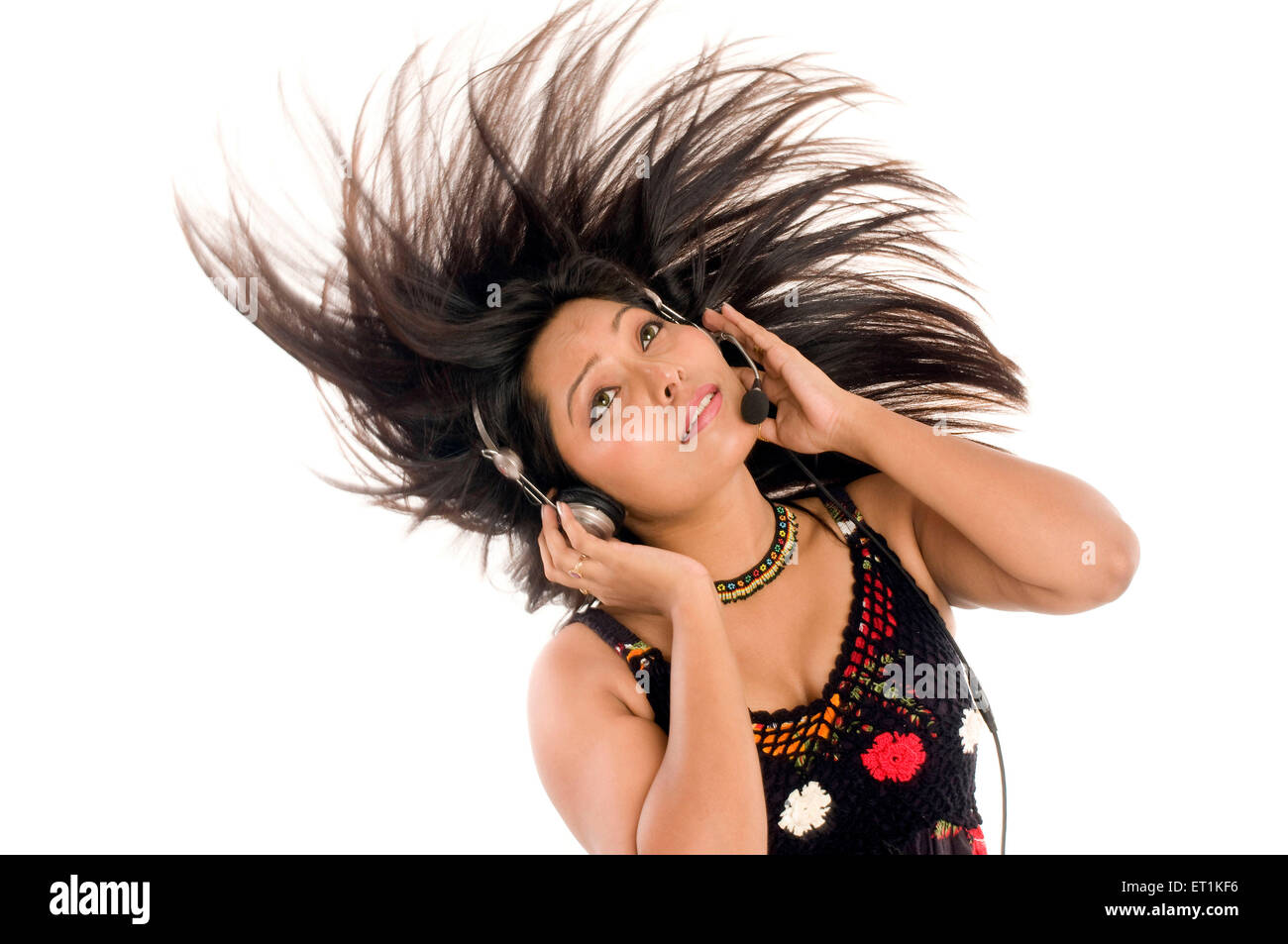 Sud ragazza indiana indossare top senza maniche e ascolto di musica a Pune In Maharashtra India Asia signor#686X Foto Stock