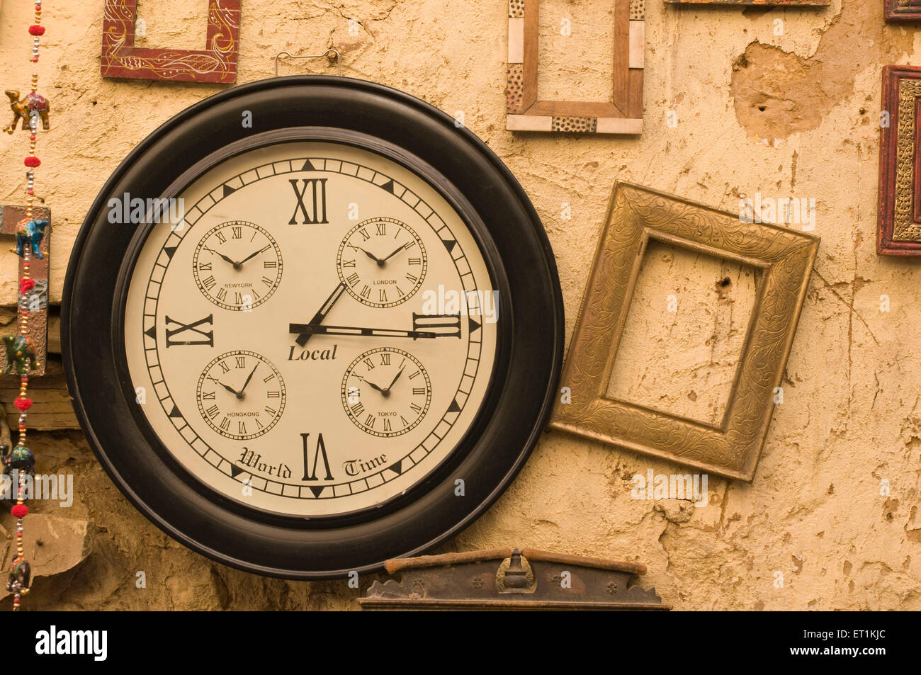 In legno antico Orologio a parete in vendita Jaisalmer Rajasthan India Asia Foto Stock