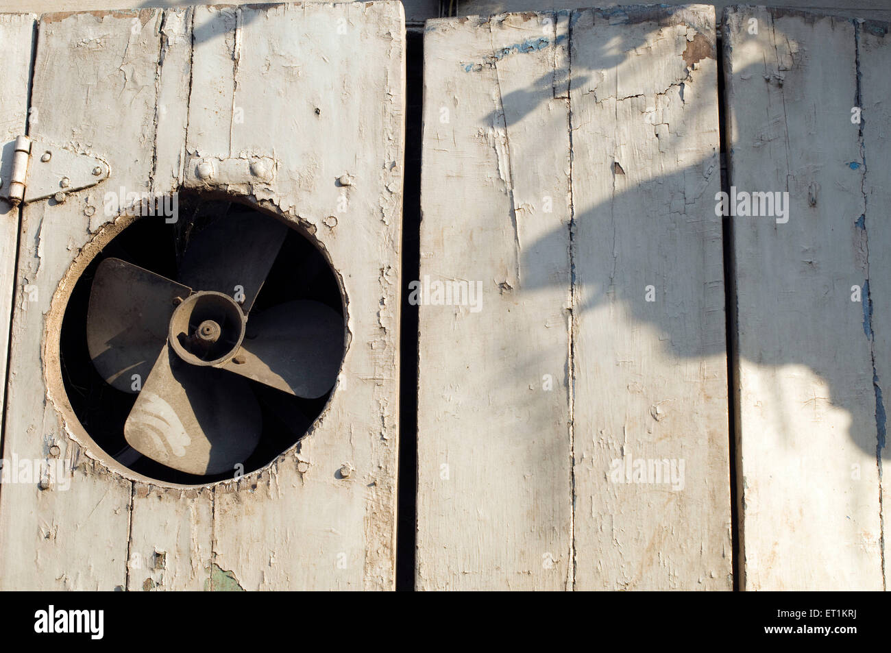 Ventola di scarico sulla porta di legno Pune Maharashtra India Asia n. PR Foto Stock