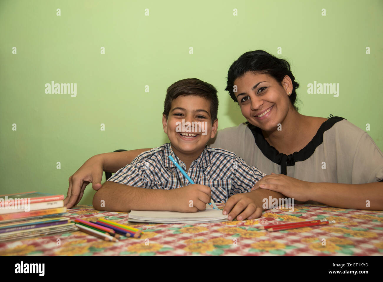 Mom studiare con suo figlio Foto Stock