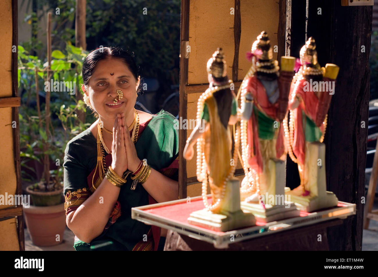 Maharashtrian donna orante con uniti palm davanti a Dio indù Pune Maharashtra India Asia MR686CC Foto Stock